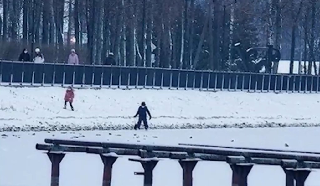 Опасные прогулки по льду. Психолог и спасатели рассказали, как уберечь ребёнка от трагедии