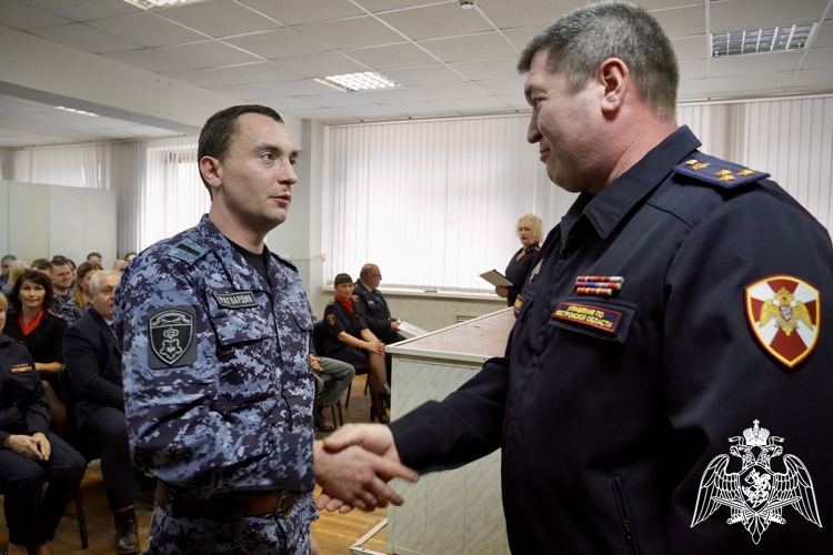 От ветерана до новичка: в Костроме чествовали сотрудников вневедомственной охраны Росгвардии
