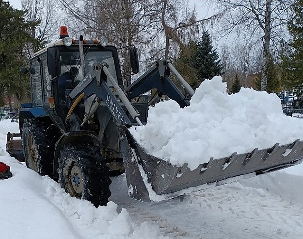 Работы по очистке дорог и тротуаров от снега держат на контроле в администрации Лотошино
