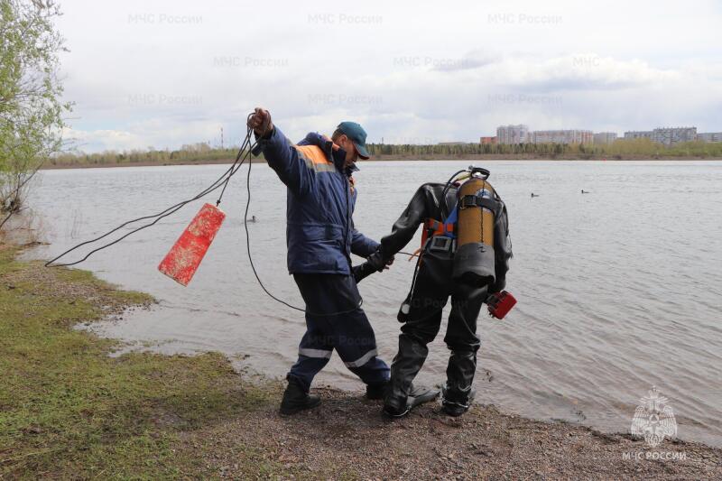 Красноярские спасатели-водолазы тренируются в бурных водах Енисея