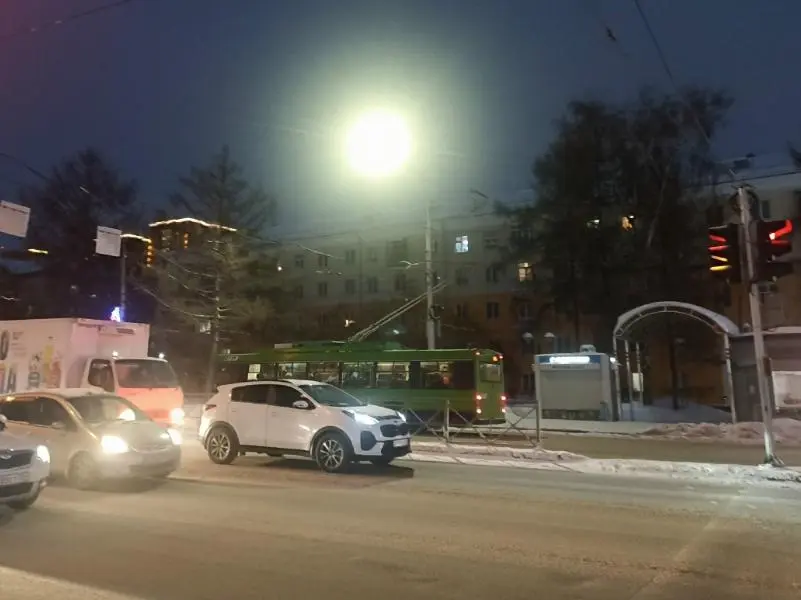 Новосибирский горэлектротранспорт (ГЭТ) должен был уволить 90 водителей без российского гражданства по новому закону, но пока простился только с половиной из них.