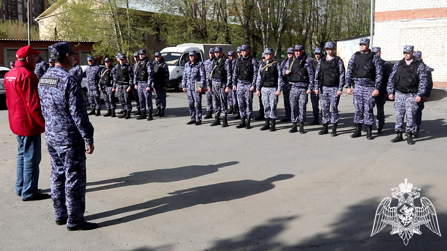  Ветераны и сотрудники Росгвардии в Тюменской области поддержали всероссийскую акцию «Бессмертный автополк» (видео)