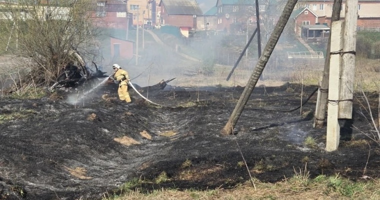 В Алнашах потушили возгорание сухой травы 