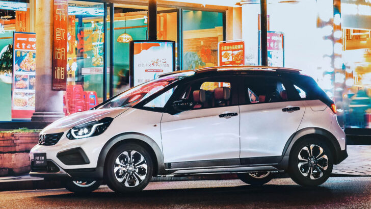 В Россию привезли новый компактный хэтчбек Honda Fit Crosstar. Сколько он стоит