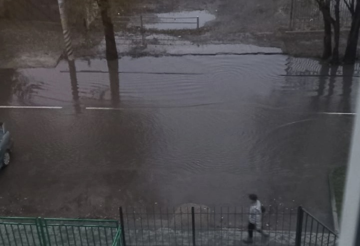 Энгельс горячее вода. Улицы после дождя. Фото Энгельса после дождя. Обитатели саратовских рек.