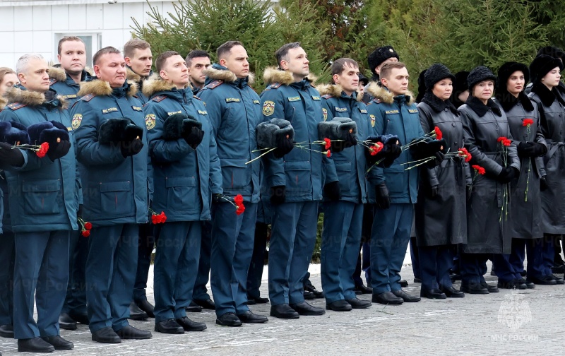 Двадцать девять ударов колокола в честь пожарных и спасателей, погибших при исполнении служебного долга, прозвучали над Аллеей памяти
