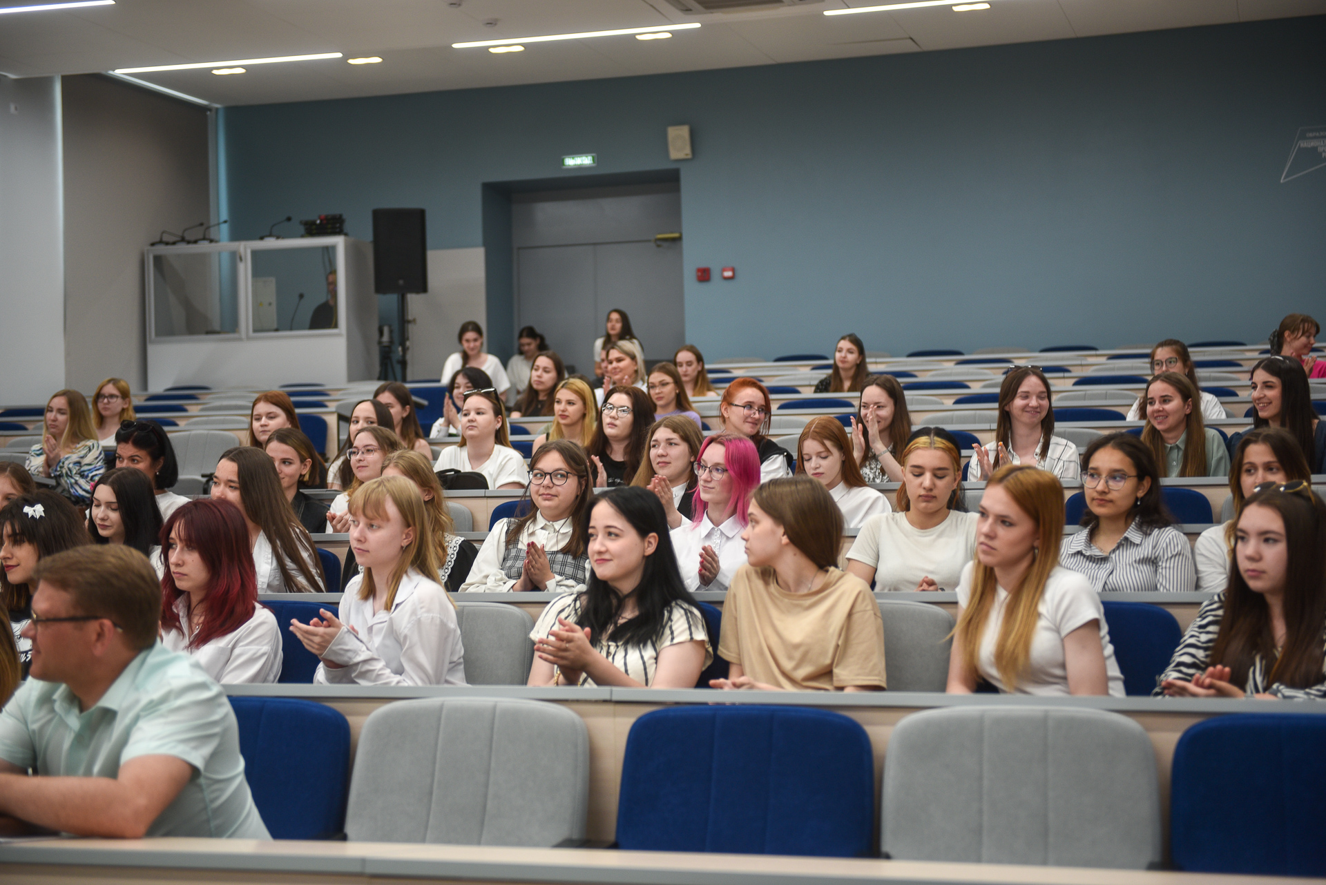 Влияние экзаменов на студентов. Тренинг добровольцев. Чгу аудитории. Колледж сферы услуг выпускники 2002. 32 студента.