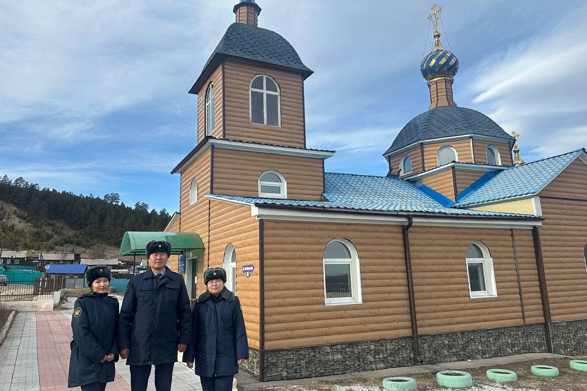 Сотрудники уголовно-исполнительной инспекции посетили православный храм 
