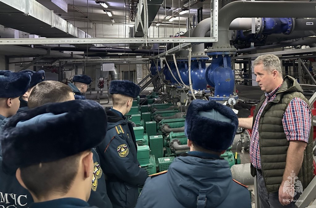 Курсанты познакомились с системой автоматического пожаротушения высотного здания