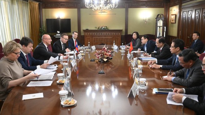 Дмитрий Чернышенко принял участие в рабочей встрече с делегацией Социалистической Республики Вьетнам