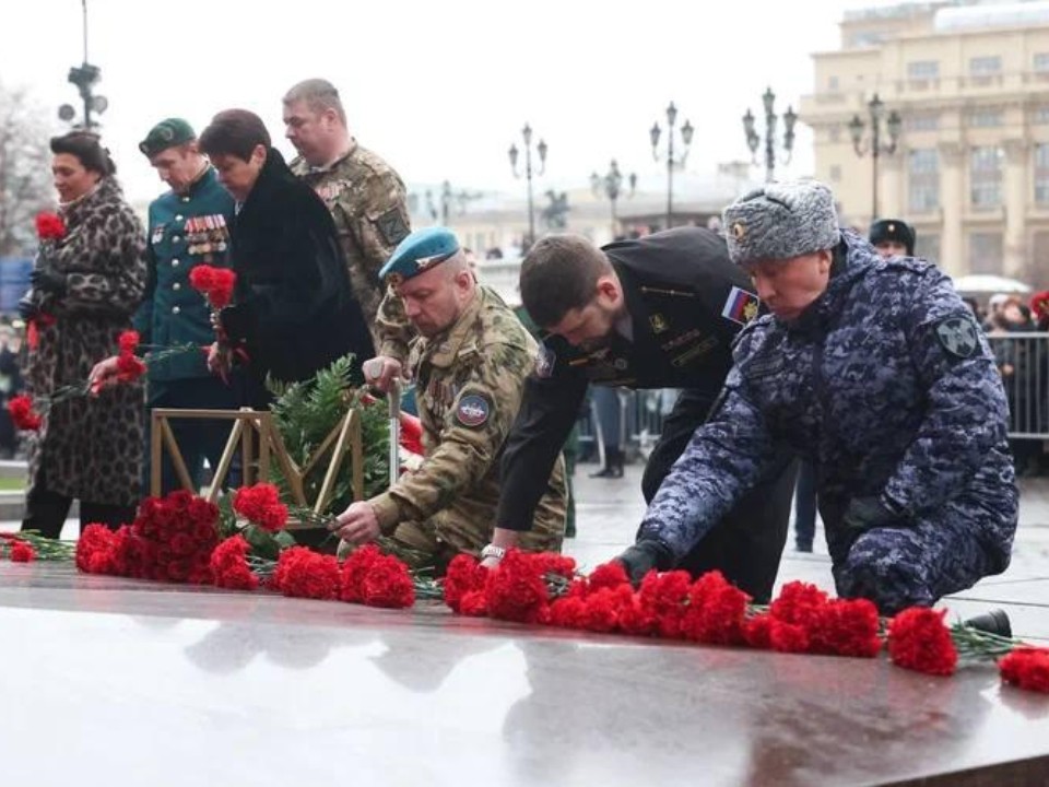 Вечная память: глава Лобни возложила цветы к Могиле неизвестного солдата в честь 84-й годовщины контрнаступления советских войск под Москвой