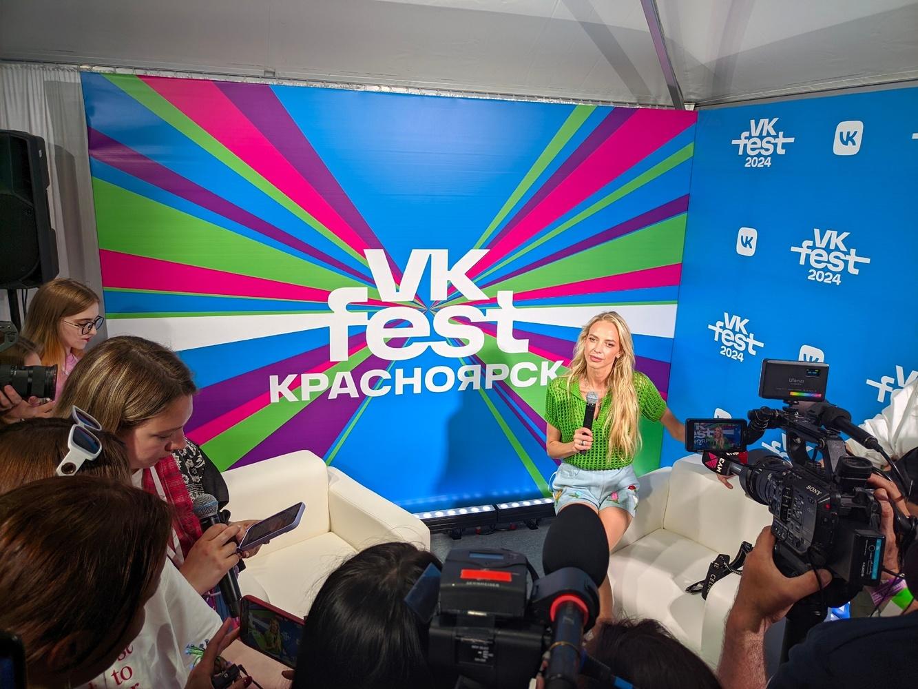 Фото В Красноярске прошел VK Fest: 67 ярких фото артистов из зрителей 66