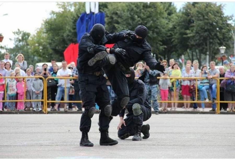 Омон тревога. Спецназ ОМОН. ОМОН СОБР. ОМОН рукопашка. ОМОН рукопашный бой.