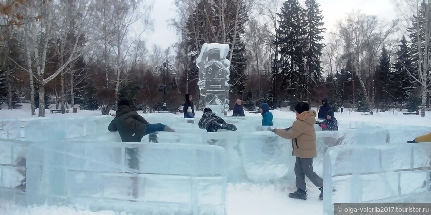 Ледяные лабиринты на Новособорной площади