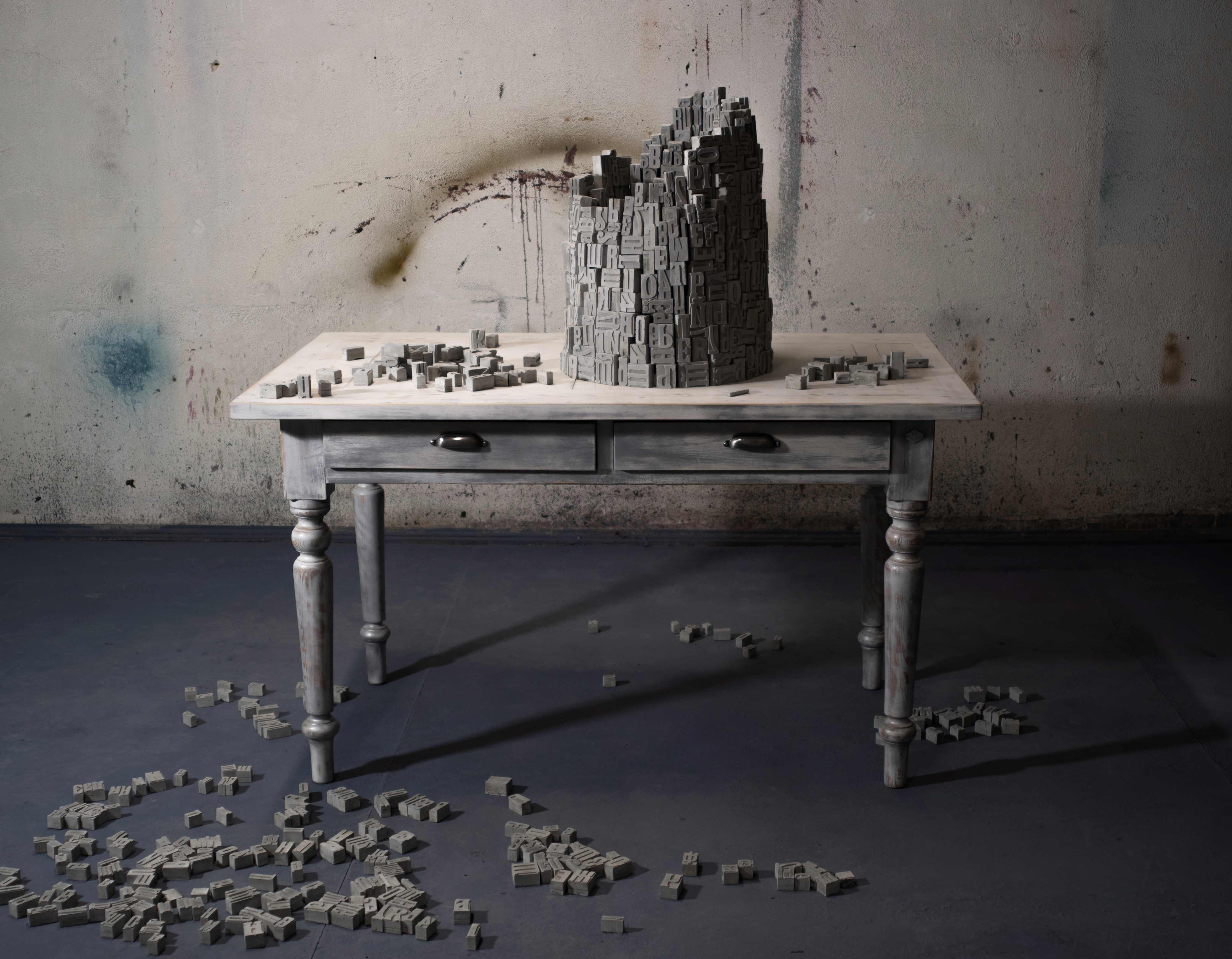 Книгу-утюг, книгу-сковороду и книгу-Вавилонскую башню можно увидеть в Библиотеке книжной графики6