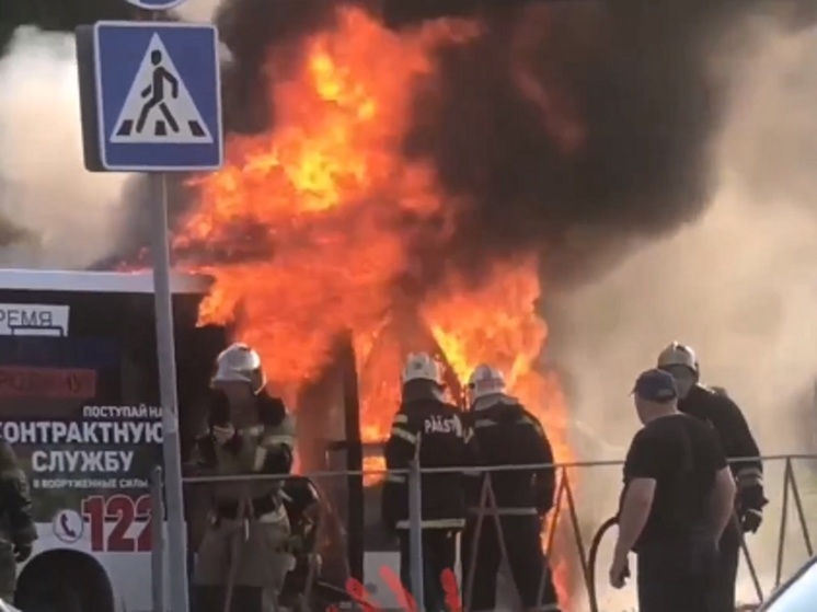 В Омске 31 мая сгорела еще одна маршрутка [ВИДЕО]