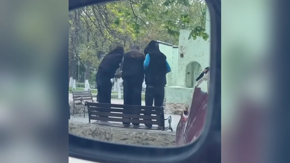 В Анапе 3 девочки-подростка пытались сломать скамейку, полиция проводит проверку