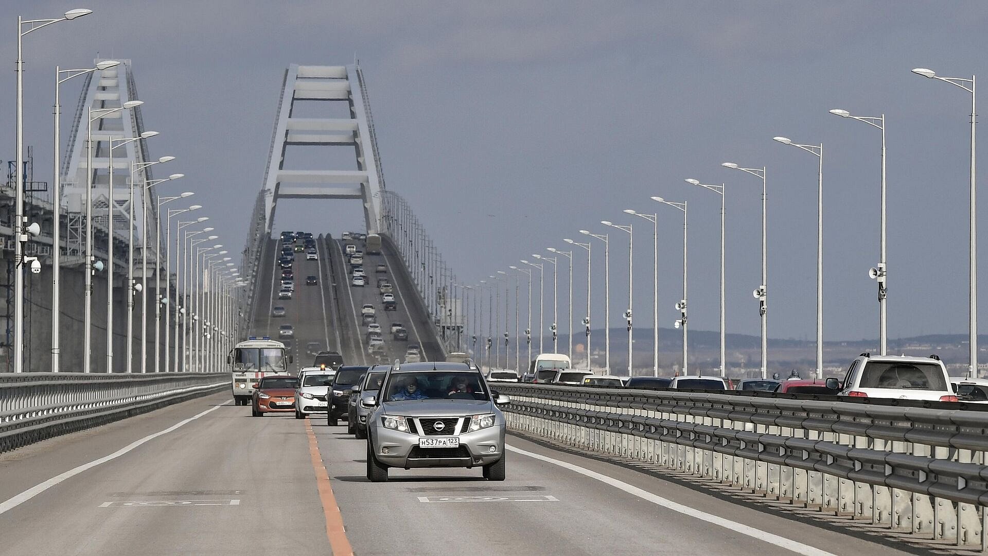 Крымский мост открыли после 10,5 часов приостановки движения
