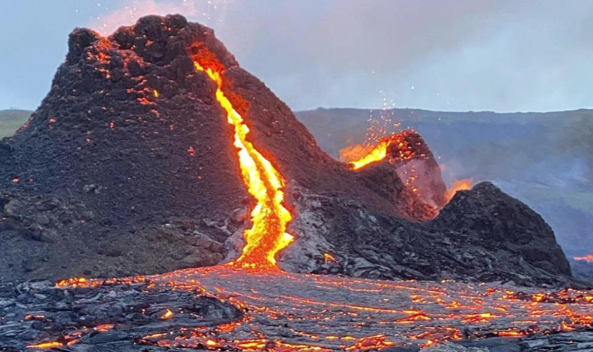 Извержение вулкана в исландии 2010. Извержение вулкана в исландии эйяфьятлайокудль. Вулкан в исландии 2023. На острове исландия есть вулканы. На острове исландия есть вулканы.