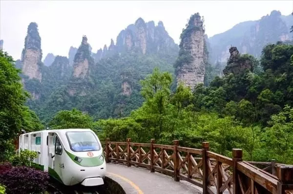 Туристический поезд в национальном парке Чжанцзяцзе