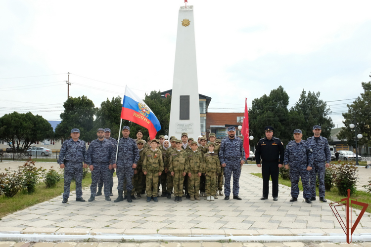 В Дагестане росгвардейцы провели автопробег ко Дню Победы и юбилею ведомства