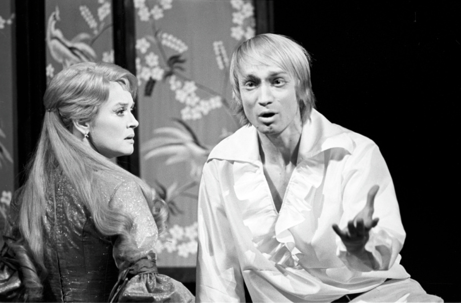 Сцена из спектакля «Разбойники» по пьесе Ф. Шиллера в постановке Московского драматического театра имени А. С. Пушкина. Амалия фон Эдельрейх — артистка Вера Алентова, Франц — артист Юрий Васильев