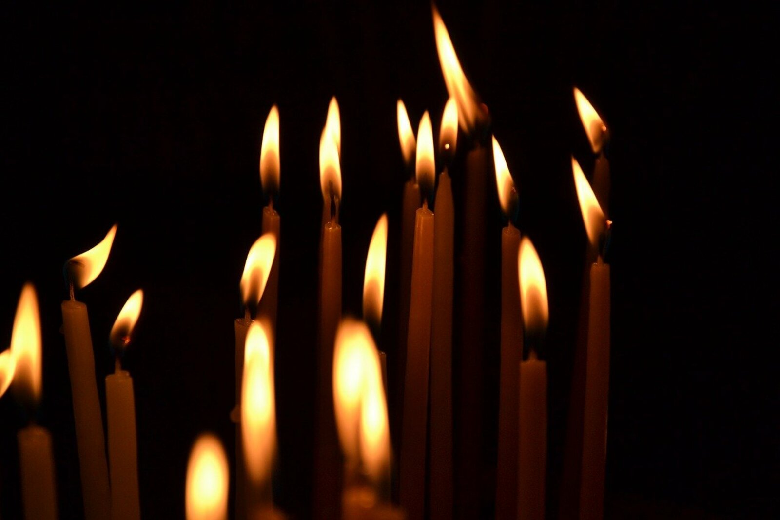 Горящие свечи в церкви. Свечи в храме. Горящие свечи. Горящие свечи в храме. Горящая церковная свеча.
