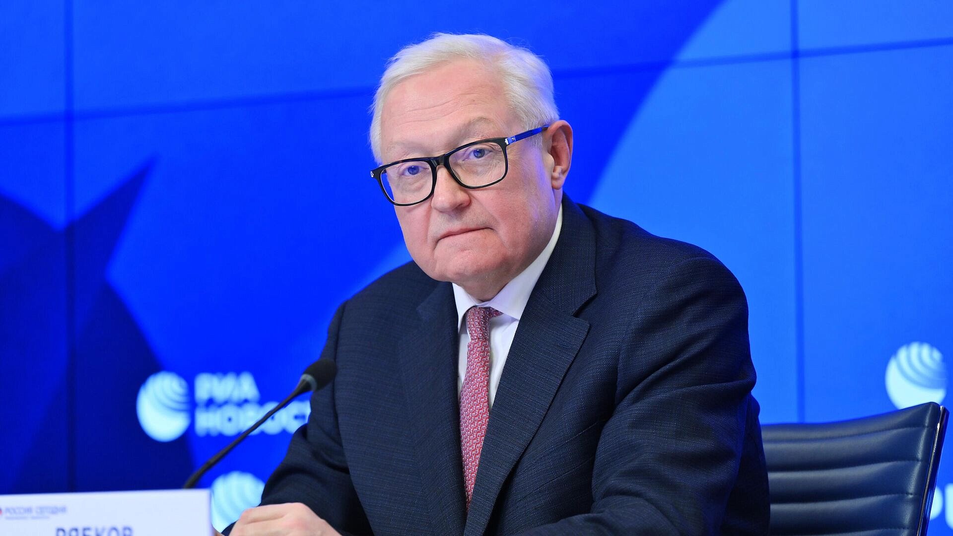 Россия продолжит оказывать Кубе поддержку, заявил Рябков