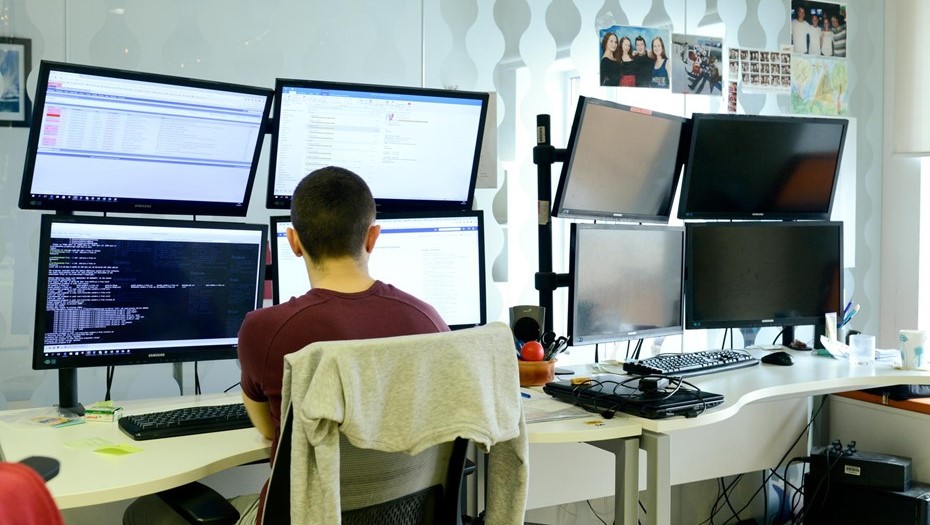 дополненная реальность ворлдскиллс. хороший мальчик прикольные картинки. It аналитика. сбер пес. айтишник.