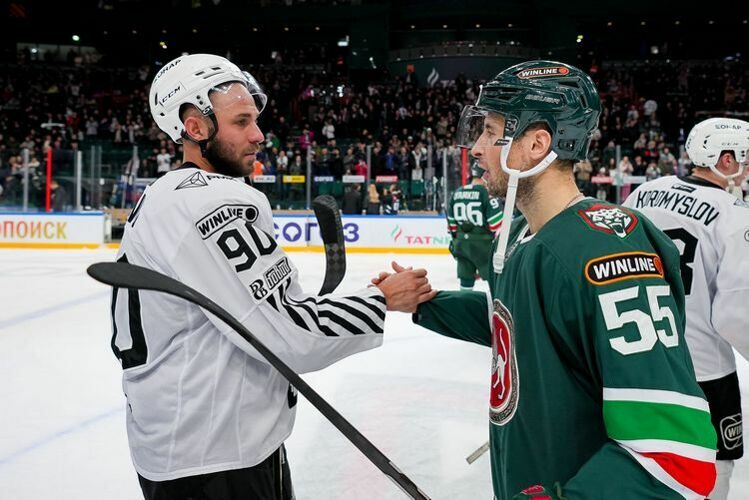 Бывший партнер по «Салавату Юлаеву» Хмелевский тепло пообщался с Ливо (слева)