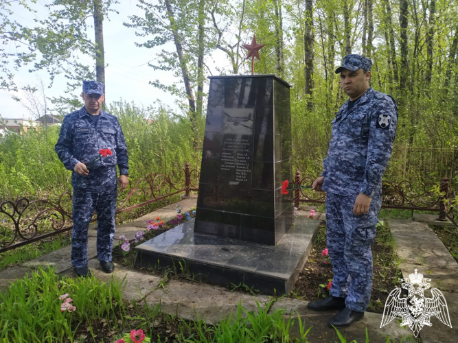 В Янауле сотрудники Росгвардии почтили память погибших военных летчиков