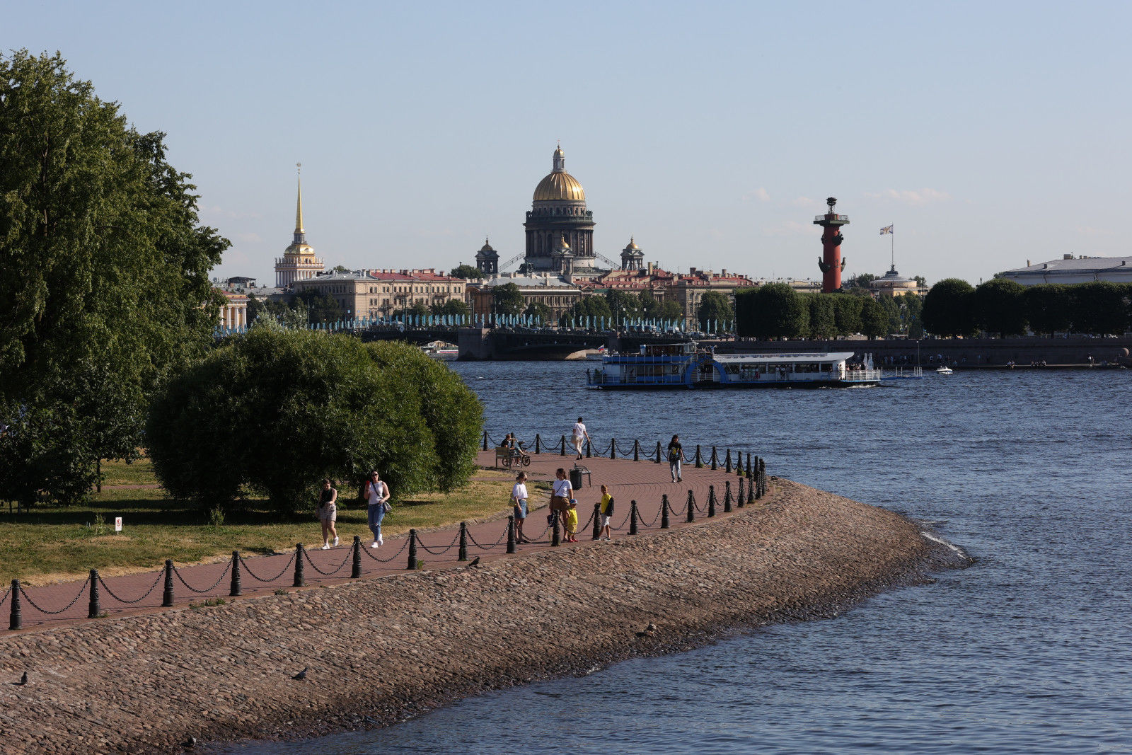 Открытый петербург. Санкт-Петербург дождь. Дождь в Питере фото. Крыши Питера под дождем. В Питере 30 градусов картинки.