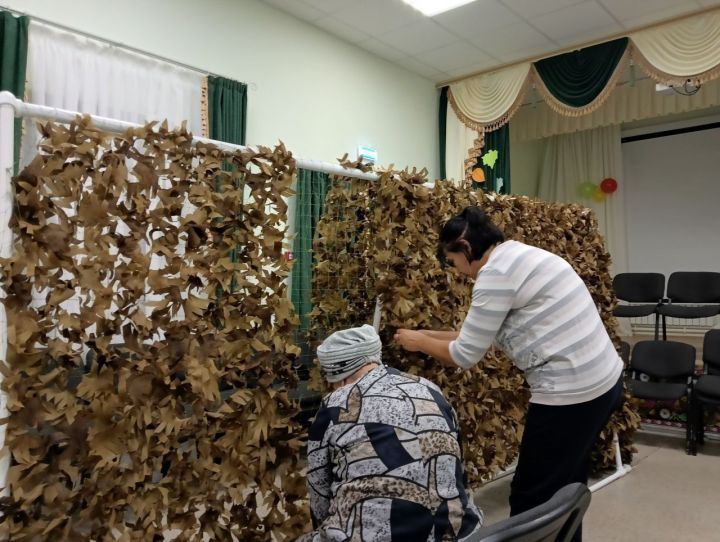 СВОим помогаем: жители Мензелинского района плетут маскировочные сети для бойцов