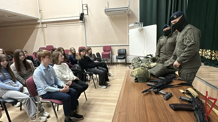 Сотрудники спецподразделения столичного лавка Росгвардии провели урок мужества для школьников (видео)