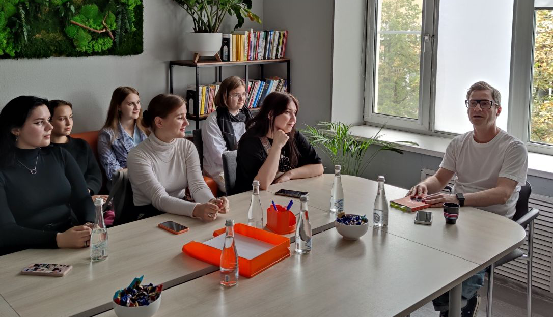 Куратор стажировки. Куратор стажировки. Подростковое пространство в центре. Стажер технической поддержки. Фото на стажировке в классе.