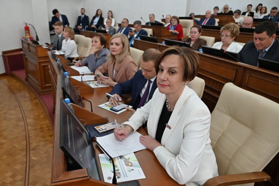 Депутаты внимательно слушали отчет и даже коспектировали.