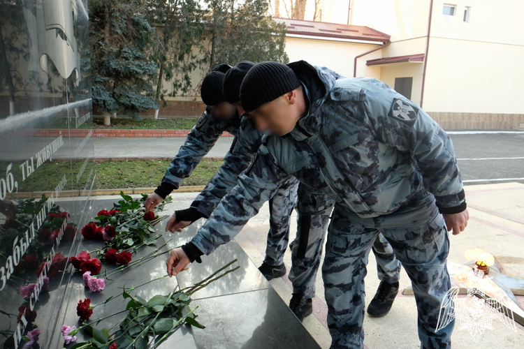 В Дагестане росгвардейцы почтили память боевых товарищей, погибших в ходе трагических событий 1996 года