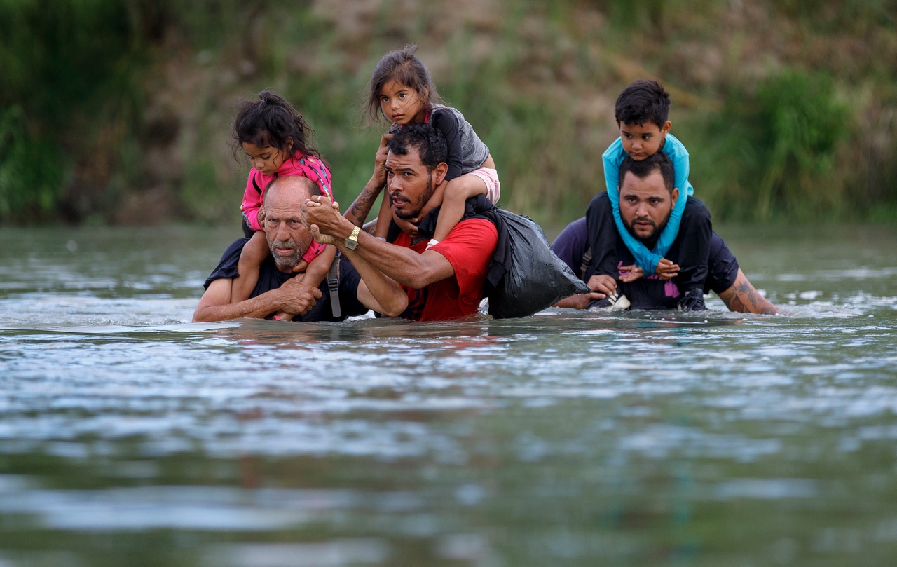 Мигранты пересекают пограничную Рио-Гранде.