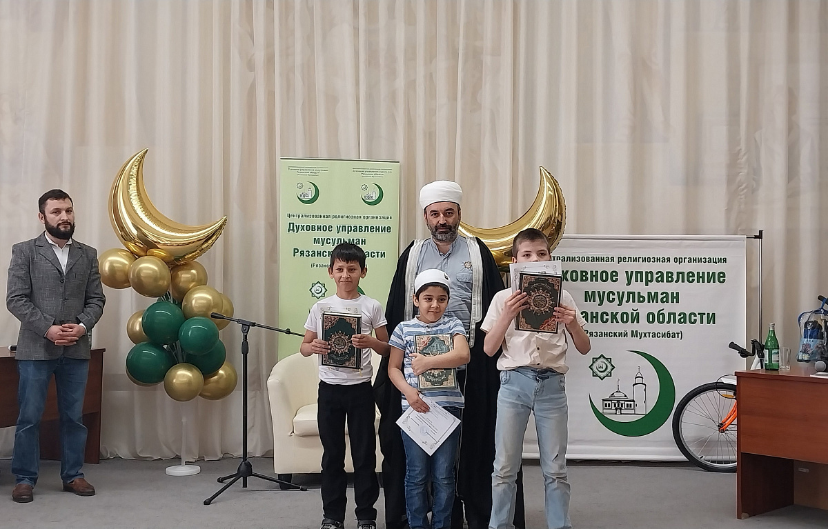 баннер конкурс корана для мусульман. намаз в мечети. коран 62. коран 62. 26 62 коран.