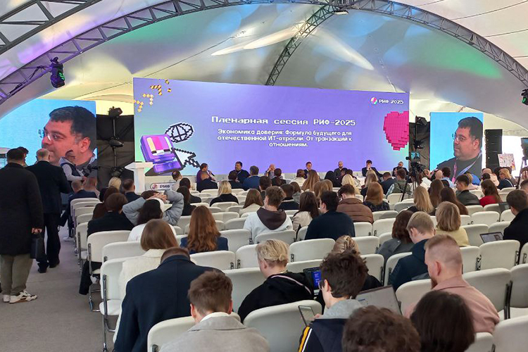 Российский интернет-форум (РИФ) — один из старейших (29 лет не шутка) отечественных IT-ивентов — в этом году переехал из привычных подмосковных «Лесных далей» в не менее подмосковный статусный загородный клуб «Москоу Кантри Клаб»