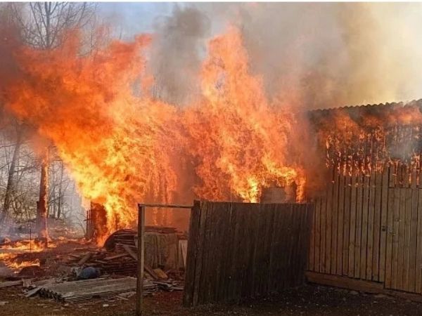 В Аксайском районе дотла сгорела хозпостройка