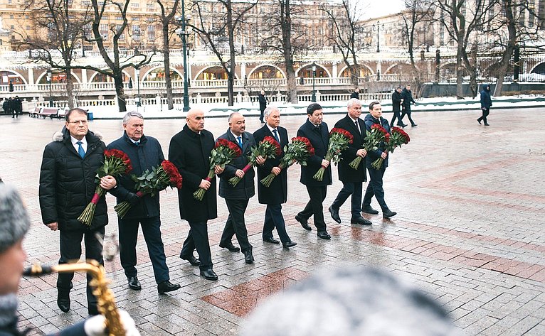 Церемония возложения венка и цветов к Могиле Неизвестного Солдата в Александровском саду, в которой вместе с главами парламентских делегаций стран – членов ПА ОДКБ принял участие Юрий Воробьев