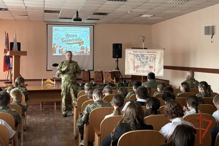 Сотрудники ОМОН «Рубеж» рассказали новокузнецким школьникам о связи поколений защитников Родины