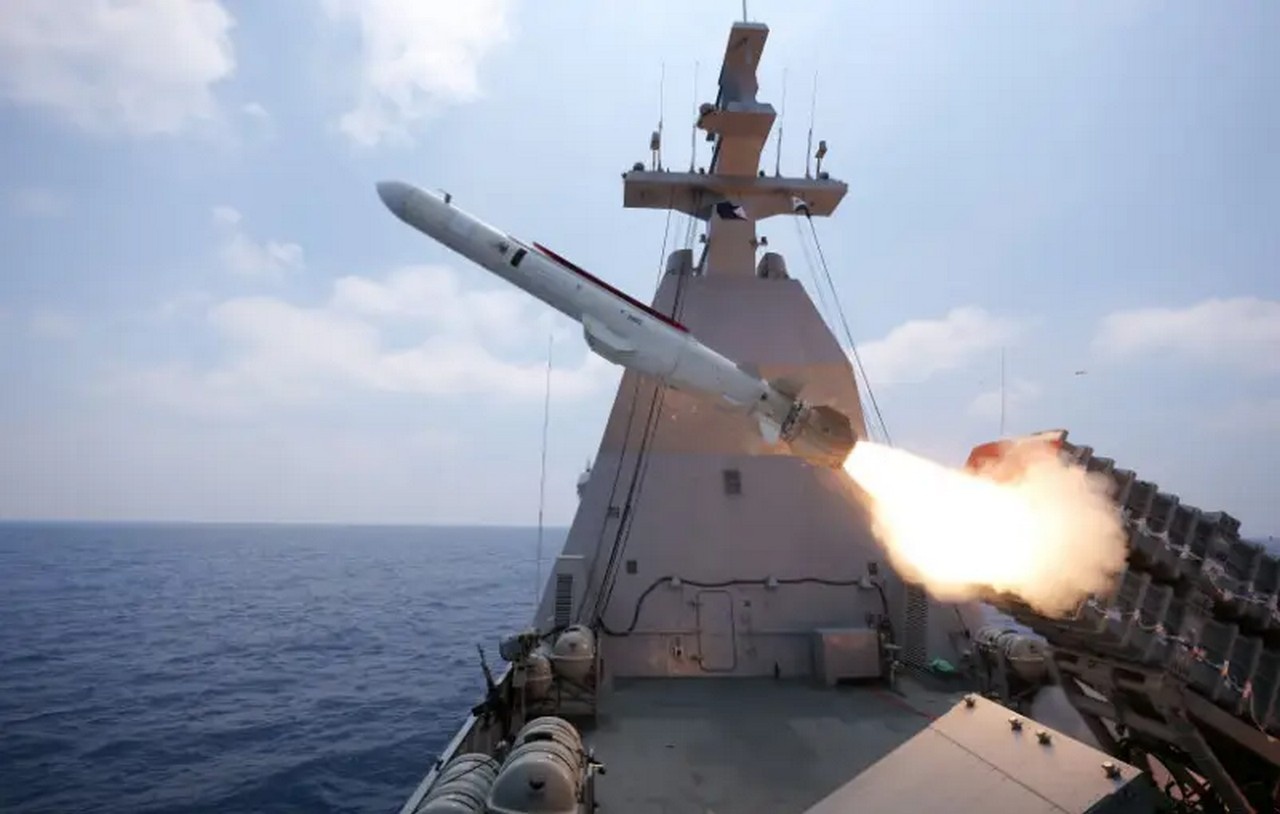 Старт противокорабельной ракеты Blue Spear с корабля.