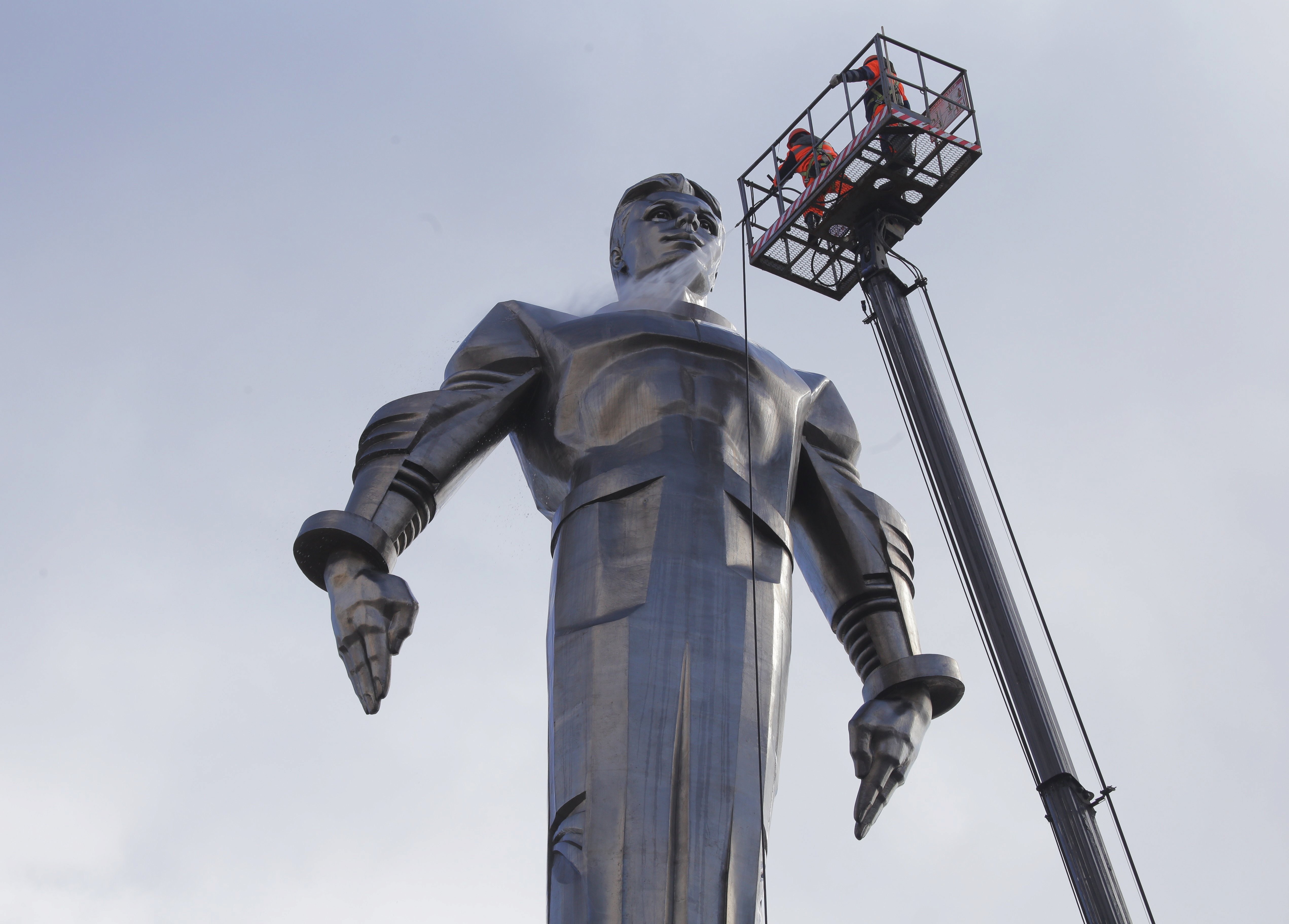 Памятник гагарину в москве установлен. Статуя Гагарина в Москве на Ленинском проспекте. Памятник Юрия Гагарина в Москве. Памятник Гагарину Москва Ленинский проспект. Памятник Юрию Гагарину в Москве на Ленинском проспекте.