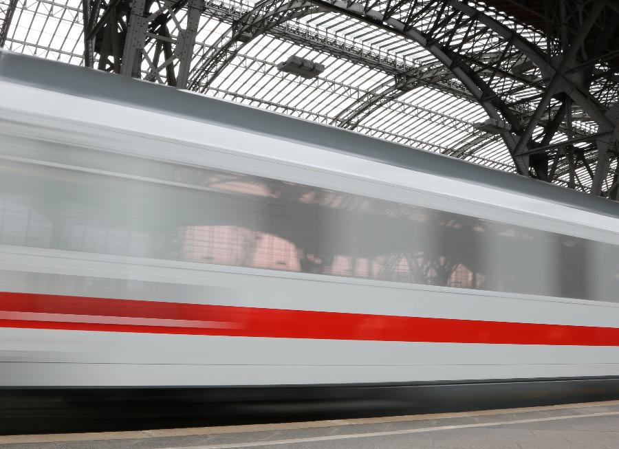 Для обеспечения перевозки пассажиров в праздничные дни будут курсировать дополнительные поезда | ФОТО Marcl Schauer on Shutterstock
