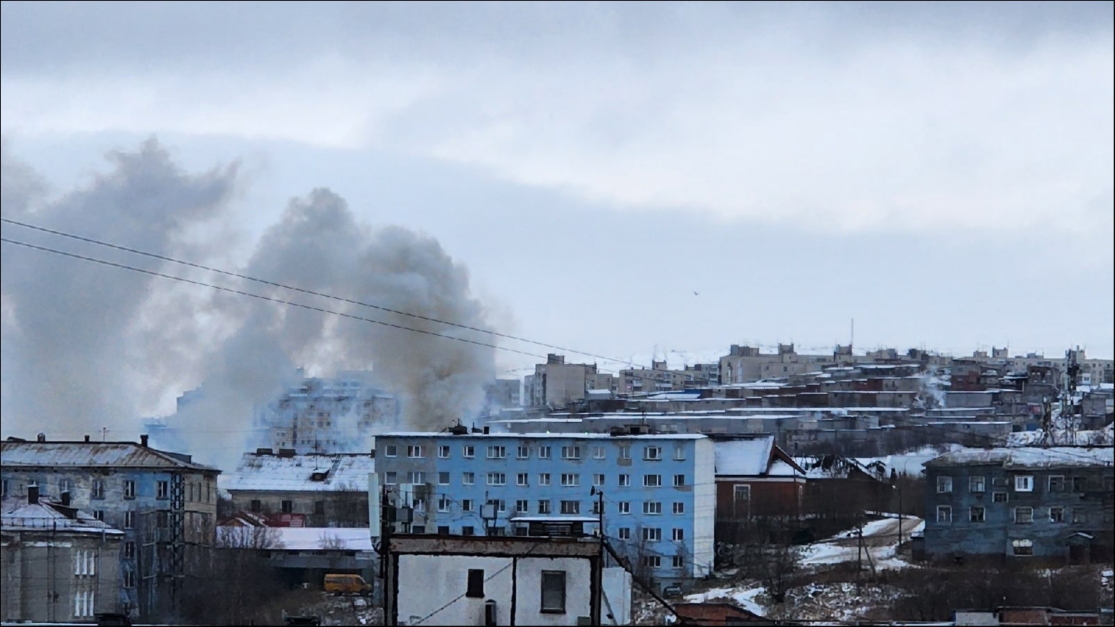 В мурманске горит. Город горит. Пожар в Мурманске. Дым от пожара.