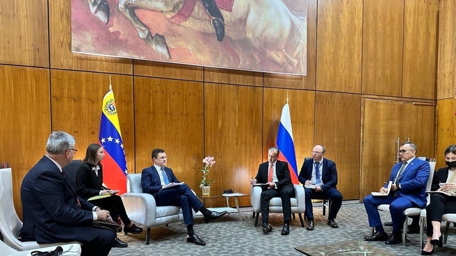 Александр Новак на встрече с Вице-президентом по экономическим вопросам, Министром нефти Боливарианской Республики Венесуэла Тареком Эль-Айссами