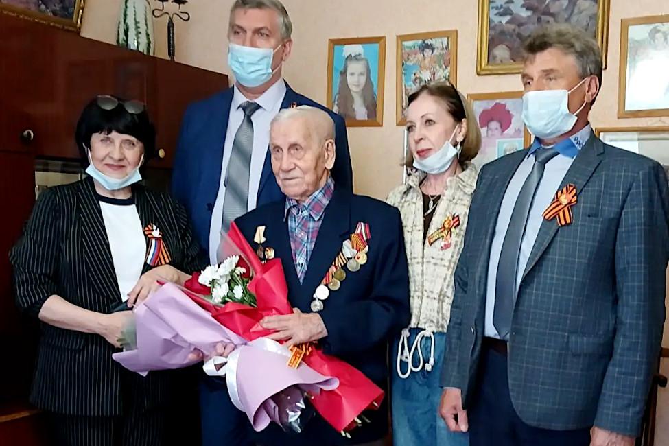Поздравление ветерана Великой Отечественной войны Леонида Васильевича Коноплева