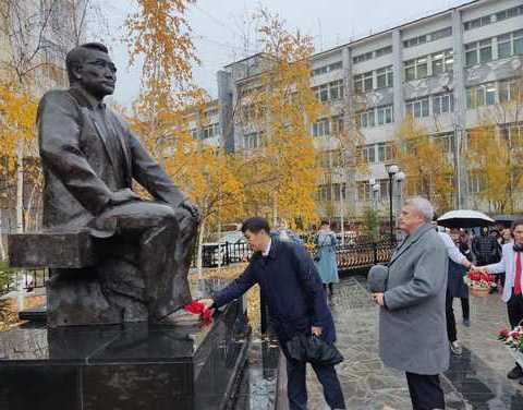 В Якутске почтили память Владимира Ларионова